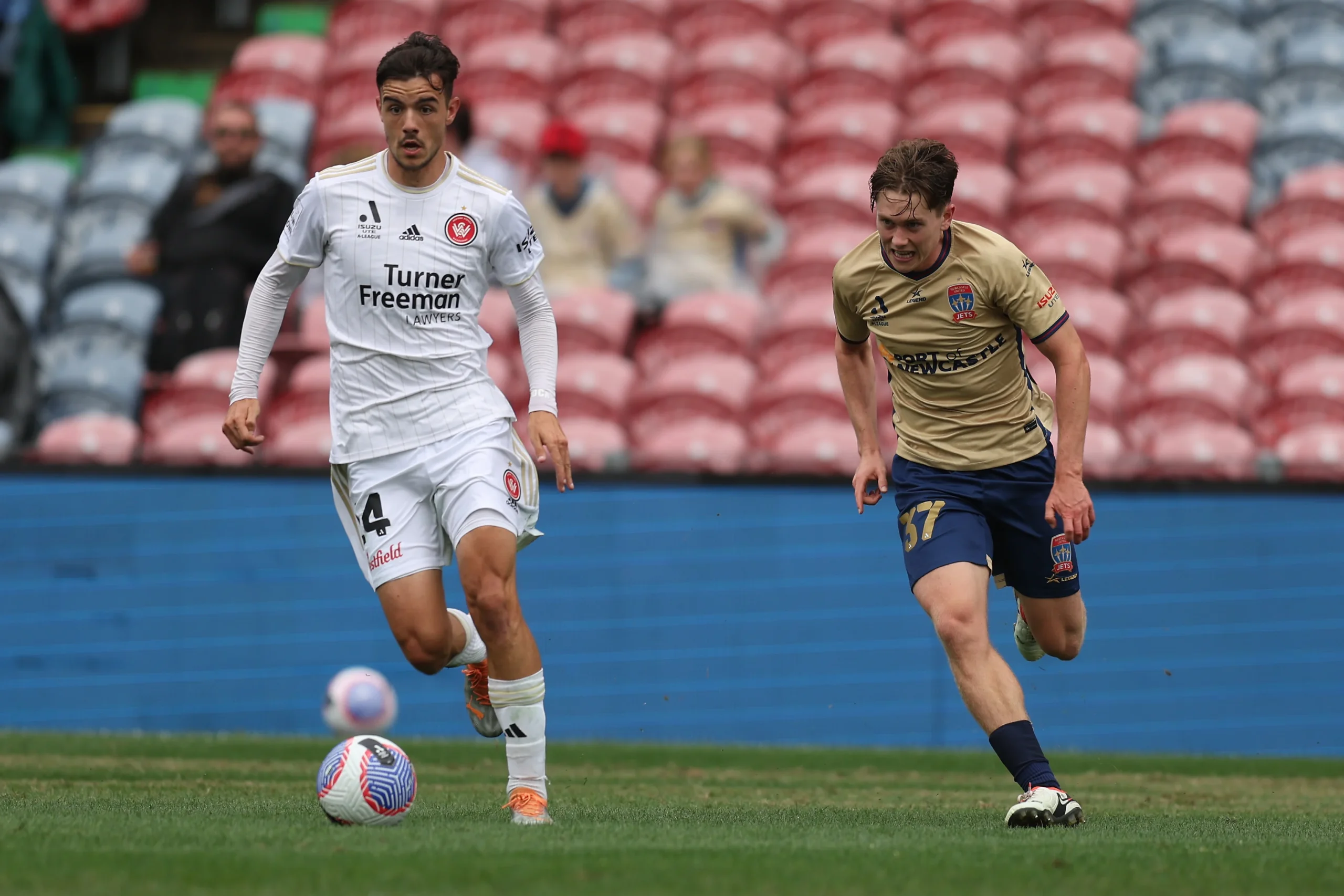 Adelaide United Membalikkan Defisit, Hancurkan Western Sydney Wanderers 4-2 dalam Duel Sengit