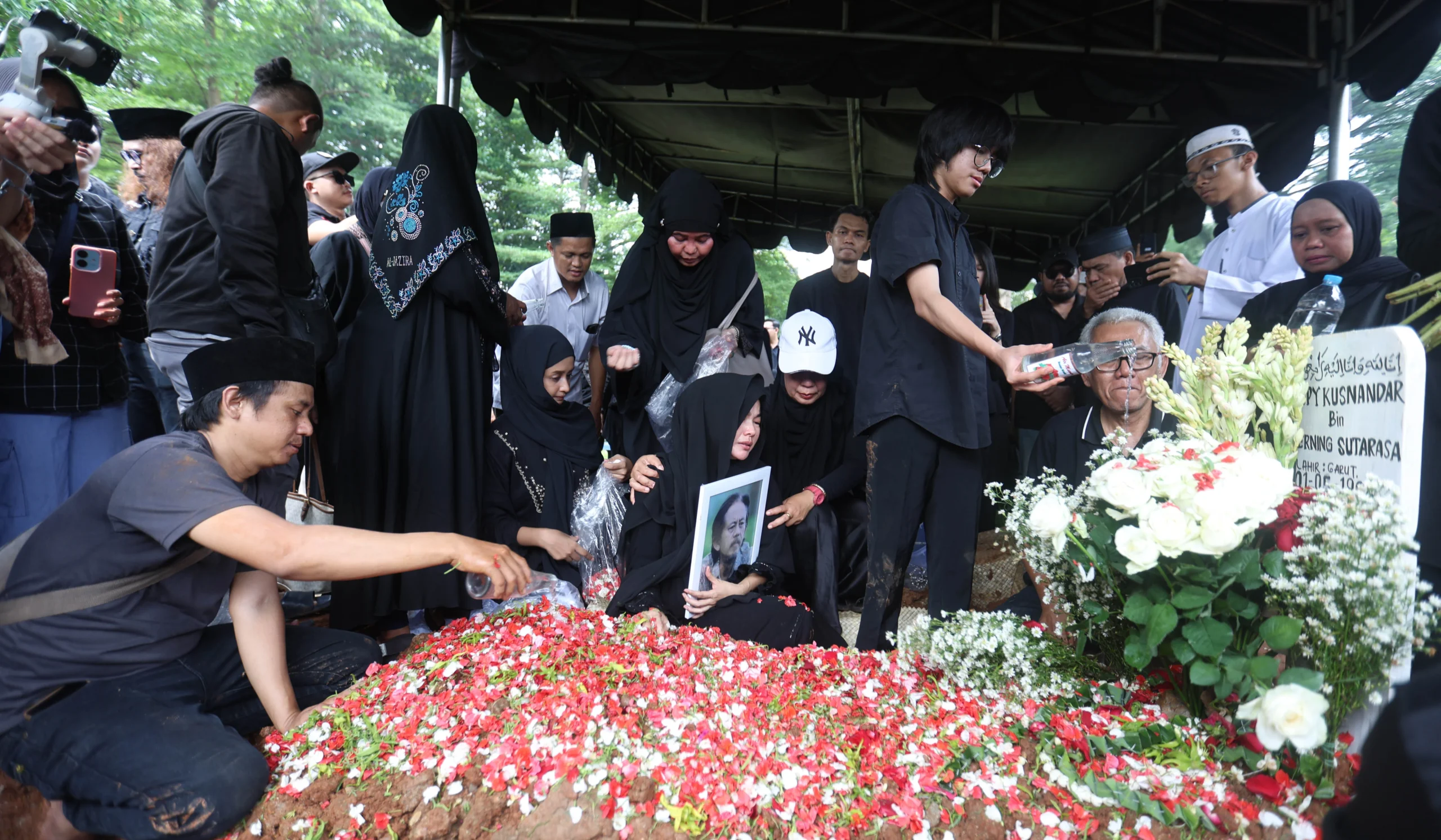 Air Mata di Bawah Hujan: Isak Tangis Keluarga dan Sahabat Iringi Pemakaman Vidi Aldiano di TPU Tanah Kusir