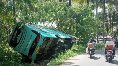 Angkot Wisatawan Terlibat Kecelakaan di Tanjakan Cariang, Sawarna, Lebak