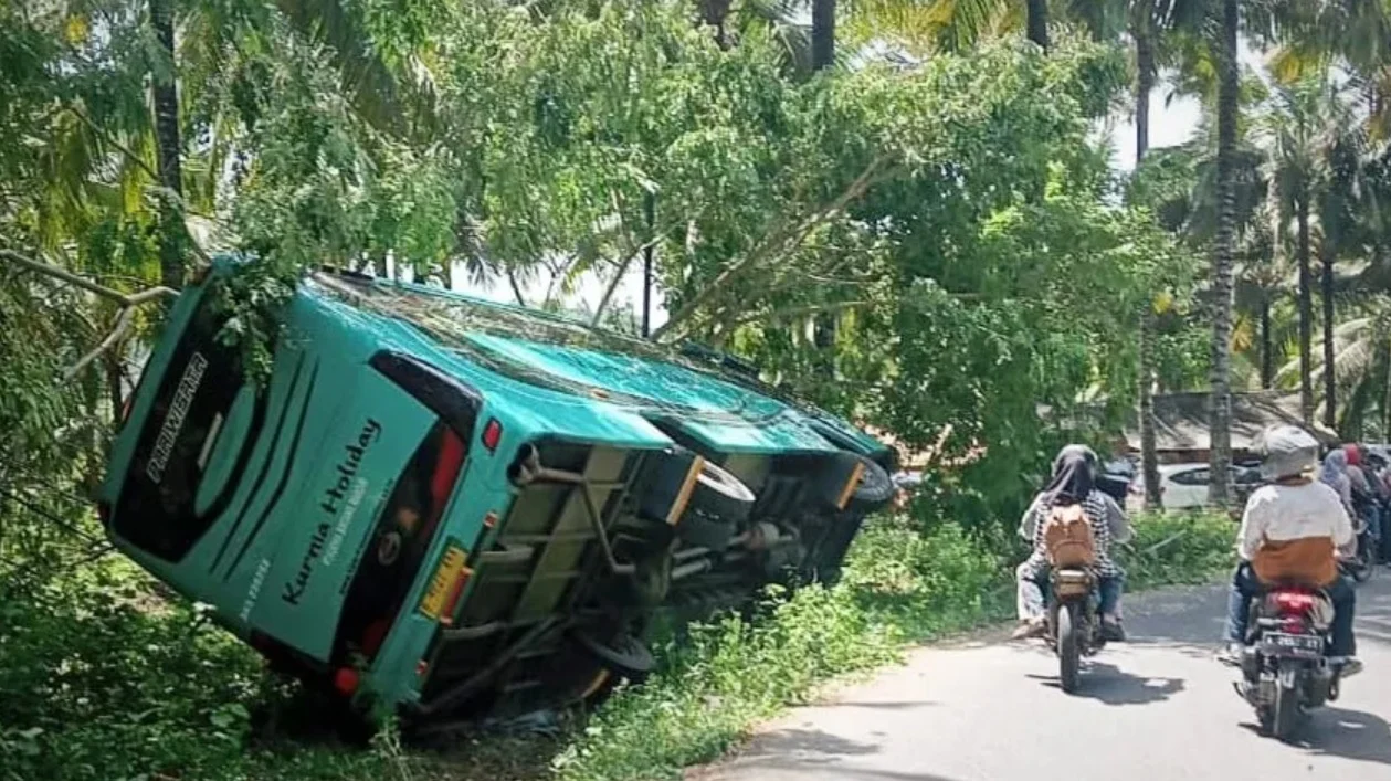 Angkot Wisatawan Terlibat Kecelakaan di Tanjakan Cariang, Sawarna, Lebak