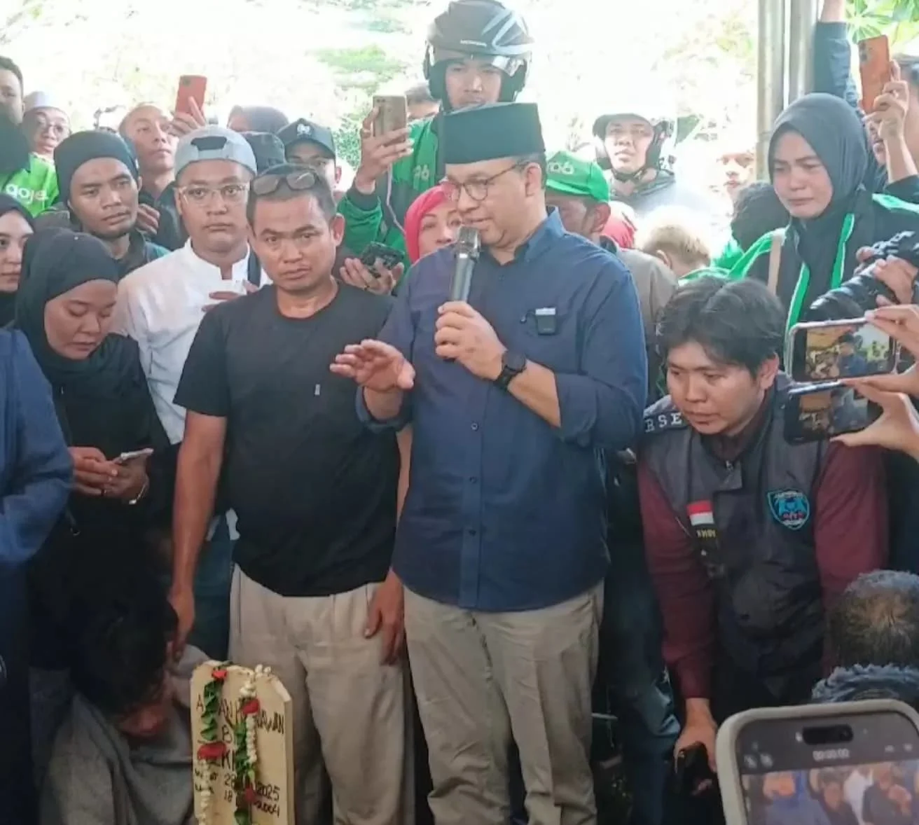 Anies Baswedan Tiba di KontraS: Kunjungan Mengejutkan ke Korban Penyiraman Air Keras, Apa Kata Mereka?