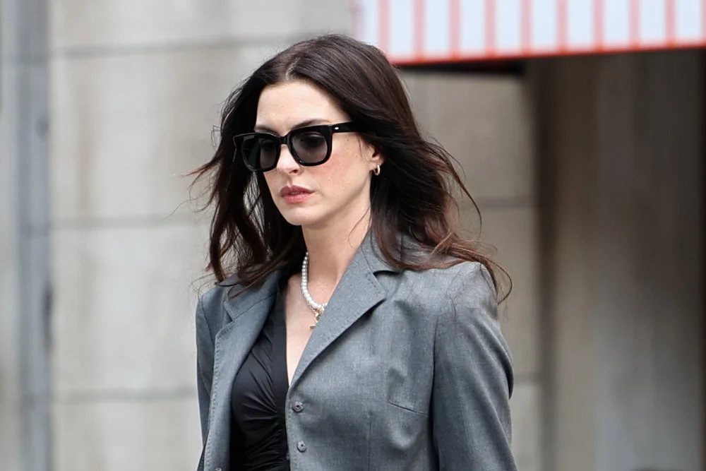 Anne Hathaway Bikin Geger di Oscar ke-98: Candaan ‘The Devil Wears Prada’ dan Siapa Sebenarnya Miranda Priestly?