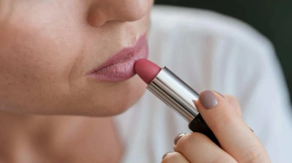 Anti Pudar, Makan Ketupat Tetap On! Ini Lipstik yang Tahan Lama Ini buat Lebaran