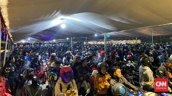 Antrean Motor Padati Dua Lajur di Pelabuhan Ciwandan Saat Dini Hari Menjelang H-6 Lebaran