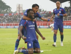 Arema FC Terpuruk: Empat Kekalahan Beruntun, Krisis Kartu Merah, dan Persaingan Top Skorer Mengancam Posisi