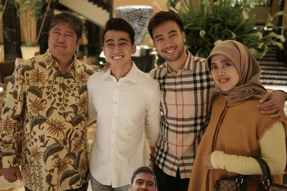 Ayah Vidi Aldiano Unggah Video Takbiran Bersama Adik, Sentuh Hati Netizen