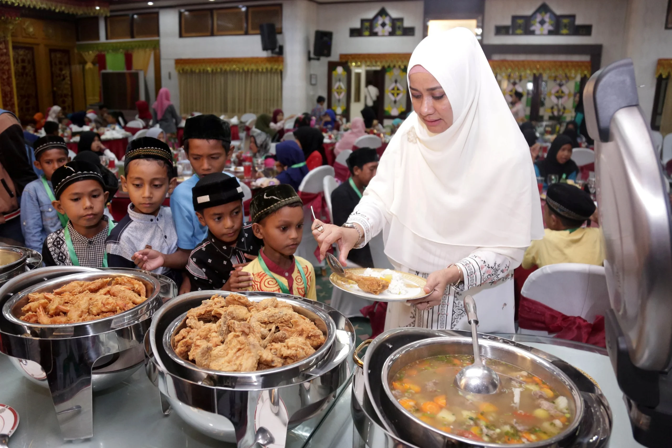 Buka Puasa Bersama Anak Yatim, Siswa SMA Bosowa Al Azhar Cilegon Belajar Arti Empati di ‘Pinter Ramadan’