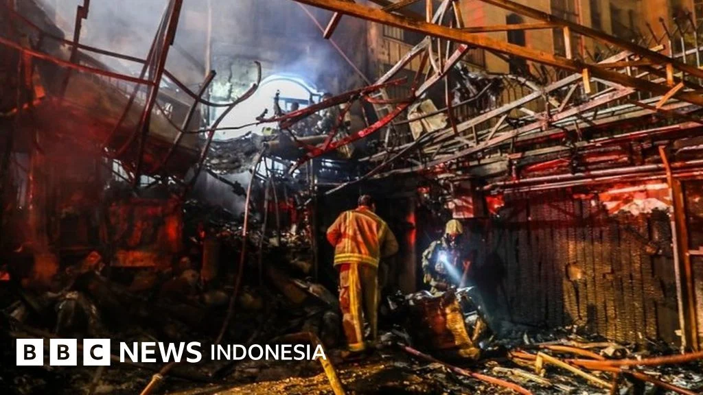Burj Khalifa Dievakuasi: Serangan Rudal Iran Guncang Dubai, Kebakaran di Palm Jumeirah Memicu Kekhawatiran