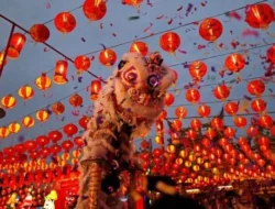 Cap Go Meh: Lampu Lampion di Persawahan Menandai Awal Musim Tanam Baru