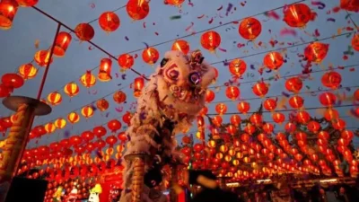 Cap Go Meh: Lampu Lampion di Persawahan Menandai Awal Musim Tanam Baru