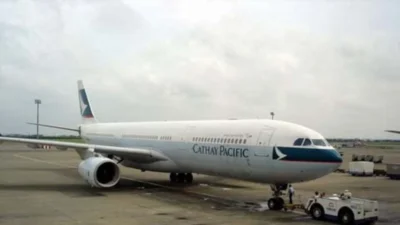 Cathay Pacific Naikkan Biaya Tambahan Bahan Bakar 34% Akibat Lonjakan Harga Avtur