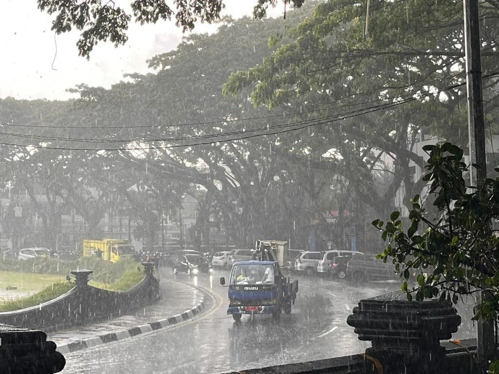 Cuaca Hari Ini: Hujan Ringan di Malang, Hujan Lebat di Jawa Barat, dan Langit Berawan di Sorong