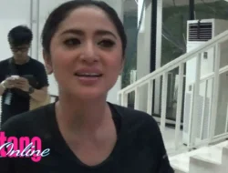 Dicibir Warganet, Dewi Perssik Bongkar Alasan Sering Foto di Tangga Rumahnya