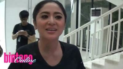 Dicibir Warganet, Dewi Perssik Bongkar Alasan Sering Foto di Tangga Rumahnya