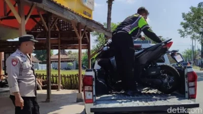 Drama Adu Banteng di Jalan Randusari Boyolali: Dua Truk Bak Bentrok, Pengendara Diingatkan Hindari Jalan Berlubang!