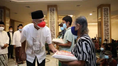 Gubernur Jateng Salurkan 4 Ton Zakat Fitrah, Atur Ulang Kebiasaan Lupa Bayar Pasca Idul Fitri