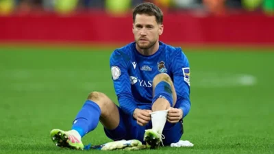 Guncangan di Dunia Sepakbola: Alex Remiro Dihantui Rumor Barcelona, Sementara Legenda John Toshack Menghadapi Dementia