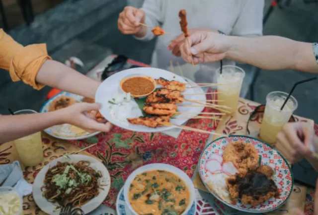 Habis 'Balas Dendam' Makan Enak Pas Lebaran, Waspadai 5 Masalah Kesehatan Ini