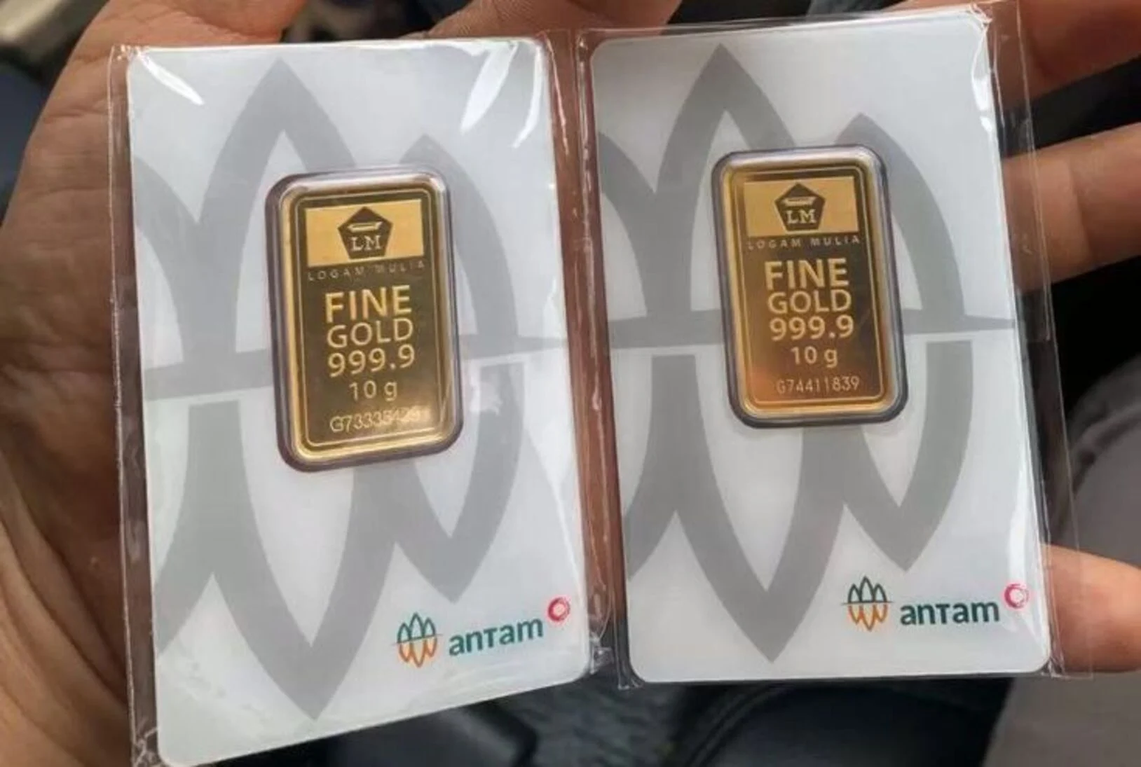 Harga Emas Antam Hari Ini Anjlok Rp45.000, Buyback Ikut Turun