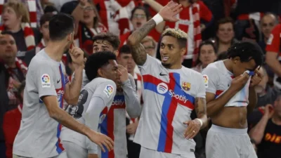 Hattrick Raphinha Bawa Barcelona Menang atas Sevilla, Tetap di Puncak Klasemen