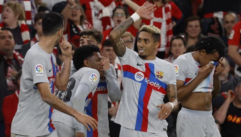 Hattrick Raphinha Bawa Barcelona Menang atas Sevilla, Tetap di Puncak Klasemen
