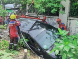 HR-V Terbalik di Darmokali Surabaya, Pengemudi Mengantuk Jadi Penyebab Utama