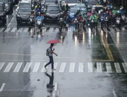 Hujan Ringan Siang hingga Sore: Prakiraan Cuaca Jakarta Hari Ini Membuat Warga Siaga