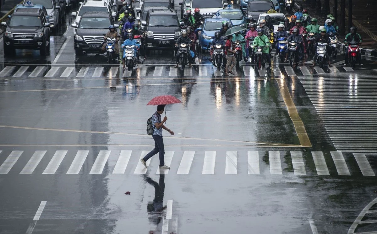 Hujan Ringan Siang hingga Sore: Prakiraan Cuaca Jakarta Hari Ini Membuat Warga Siaga