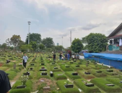 Hujan Rintik, Baju Biru, dan Masker: Suasana Haru Pemakaman Vidi Aldiano di TPU Tanah Kusir