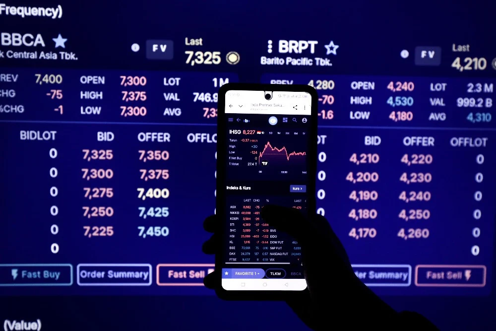 Indeks Bisnis-27 Menguat di Pembukaan, Saham ADMR, BBCA, AMRT Memimpin Sementara IHSG Turun