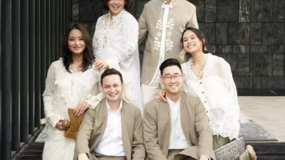 Intip Outfit Lebaran Keluarga Artis, Serasi dan Penuh Gaya!