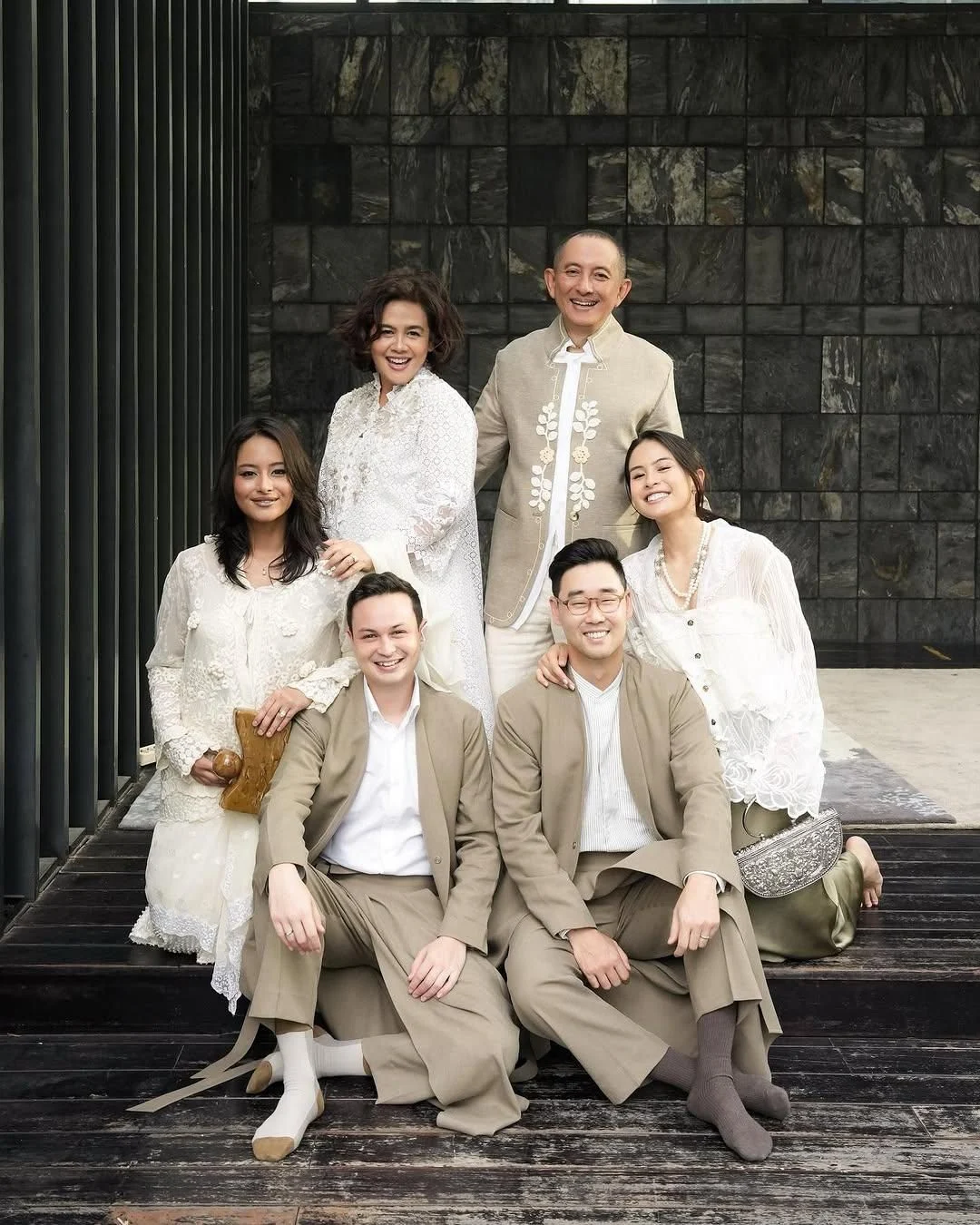 Intip Outfit Lebaran Keluarga Artis, Serasi dan Penuh Gaya!