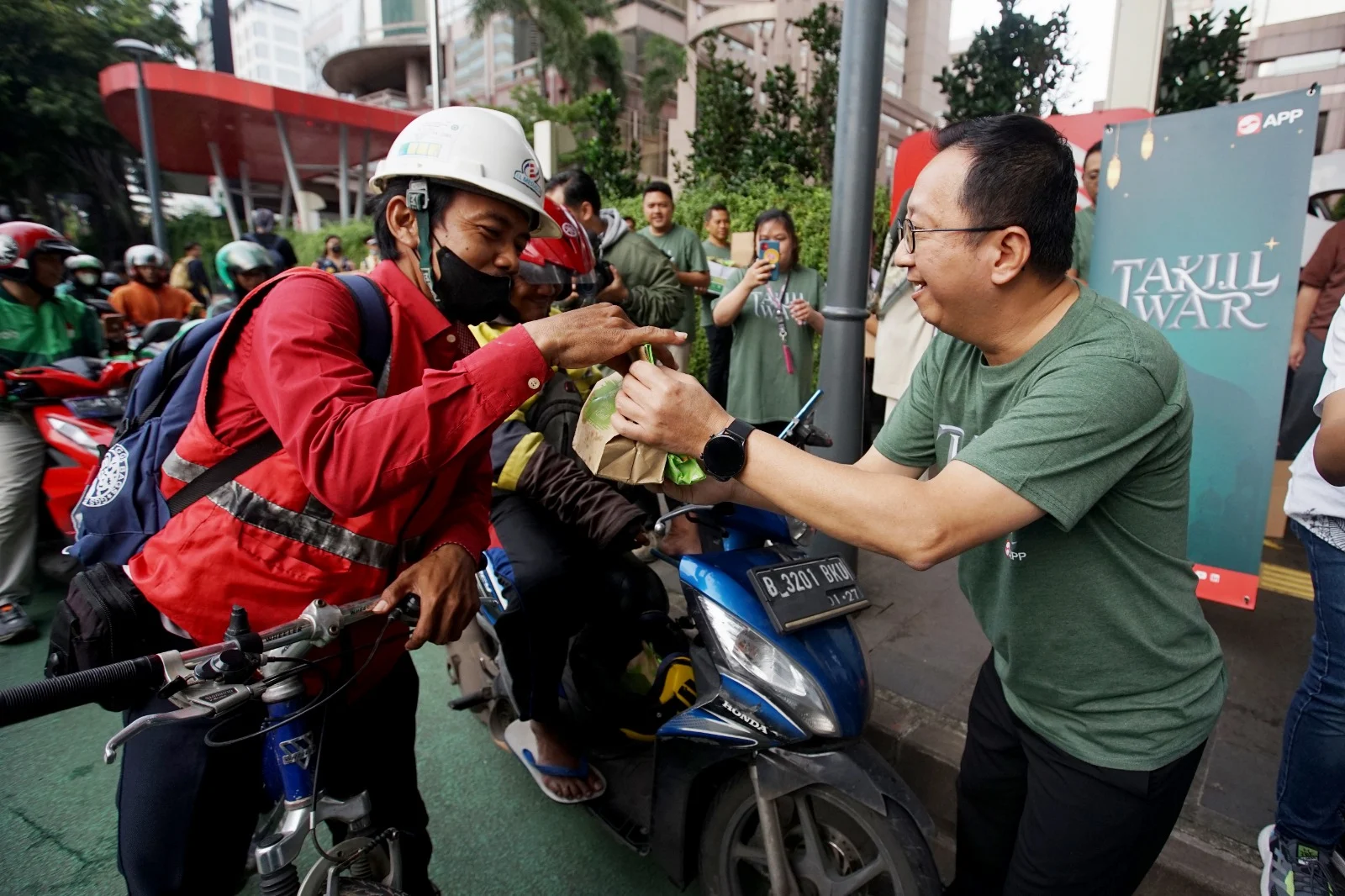 Isi Ramadan, APP Group Bagikan 1.500 Takjil Ramah Lingkungan
