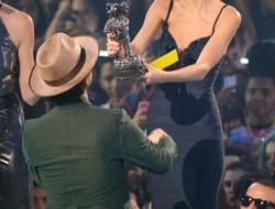Isu Memanas, Bruno Mars Tegaskan Tak Pernah Benci Taylor Swift