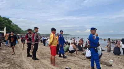 Jalur Wisata Anyer Mulai Padat Sehari Usai Lebaran, Polisi Terapkan One Way