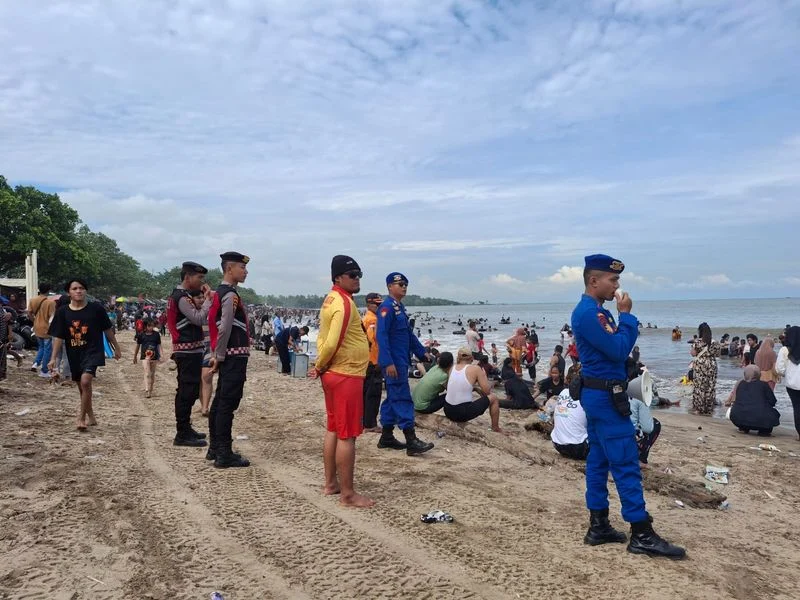 Jalur Wisata Anyer Mulai Padat Sehari Usai Lebaran, Polisi Terapkan One Way