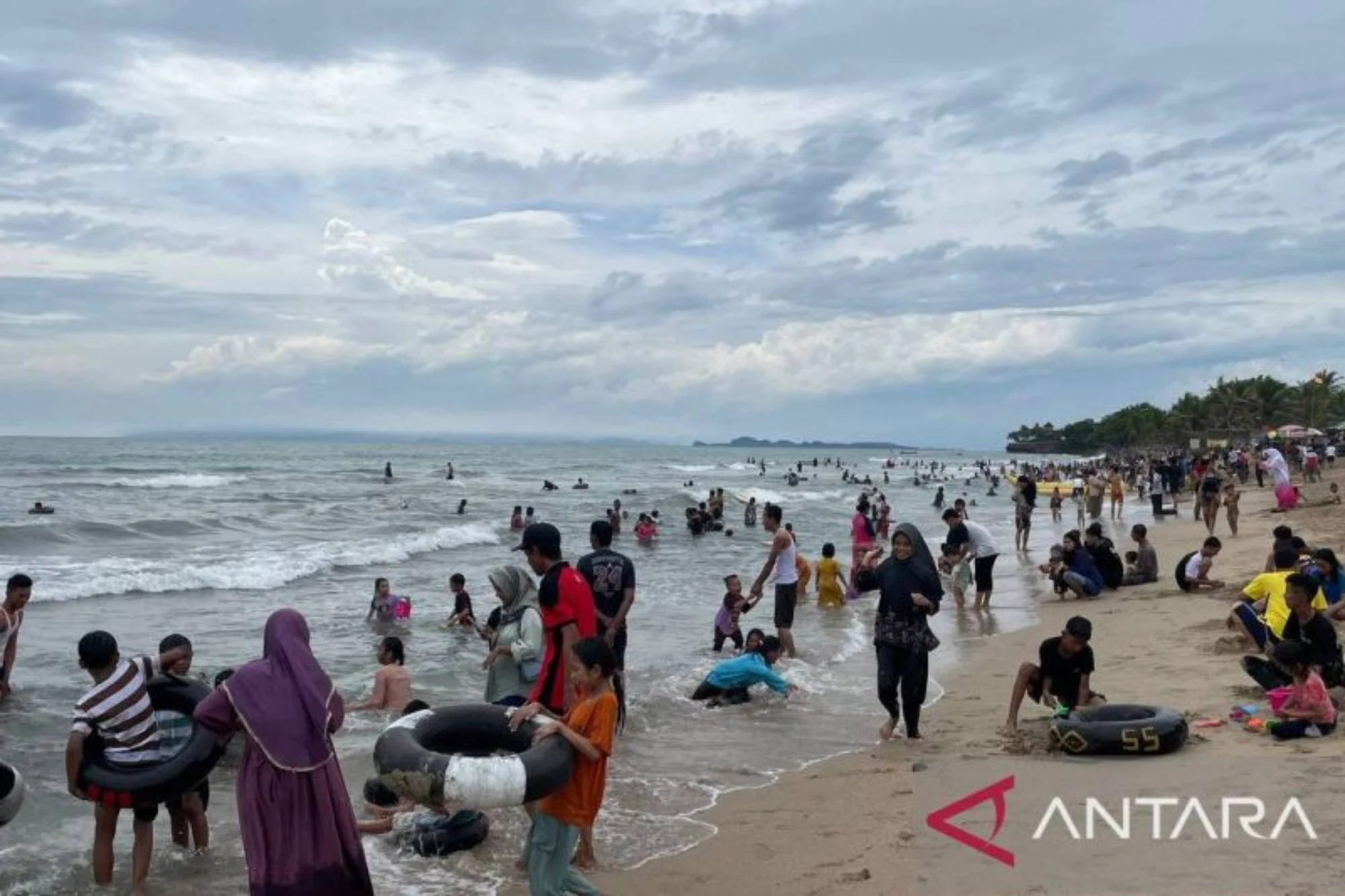 Jalur Wisata Pantai Anyer Ditutup Karena Kepadatan pada H+2 Lebaran, Kondisi Saat Ini
