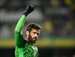 Kabar Buruk Liverpool! Alisson Becker Mendadak Cedera Jelang Lawan Galatasaray
