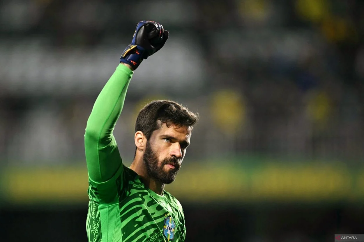 Kabar Buruk Liverpool! Alisson Becker Mendadak Cedera Jelang Lawan Galatasaray