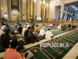 Kajian Adem Ramadan di Masjid Al‑Akbar Surabaya: Gus Rifqil Ingatkan Generasi Z Hindari Riya demi Indonesia Aman