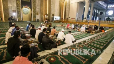 Kajian Adem Ramadan di Masjid Al‑Akbar Surabaya: Gus Rifqil Ingatkan Generasi Z Hindari Riya demi Indonesia Aman