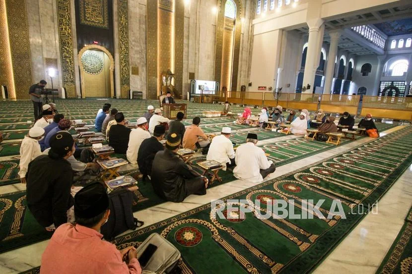Kajian Adem Ramadan di Masjid Al‑Akbar Surabaya: Gus Rifqil Ingatkan Generasi Z Hindari Riya demi Indonesia Aman