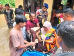Kasatbinmas Polres Cilegon Selamatkan Bayi dengan Bak Saat Evakuasi Banjir