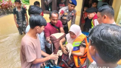 Kasatbinmas Polres Cilegon Selamatkan Bayi dengan Bak Saat Evakuasi Banjir