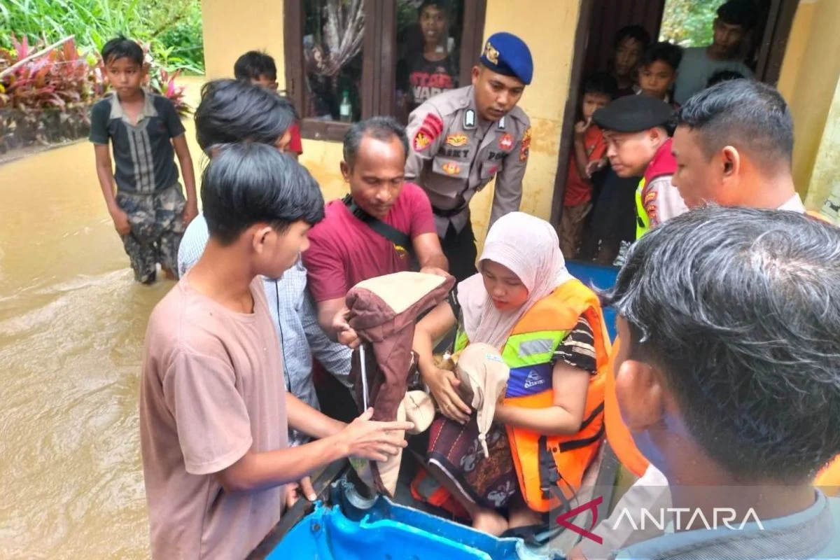 Kasatbinmas Polres Cilegon Selamatkan Bayi dengan Bak Saat Evakuasi Banjir