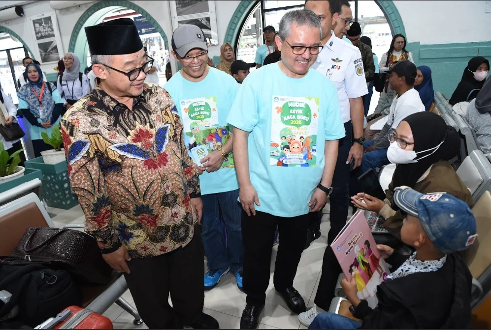 Kemendikdasmen Bagikan 24 Ribu Buku Gratis di Stasiun Pasar Senen