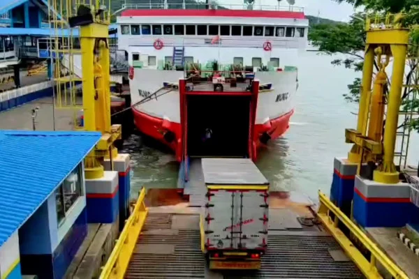 Kendaraan Logistik Mulai Manfaatkan Pelabuhan BBJ Bojonegara untuk Penyeberangan ke Sumatera
