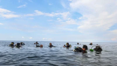 Kirana Larasati Pecahkan Rekor MURI dengan Penyelaman 127 Meter di Bali