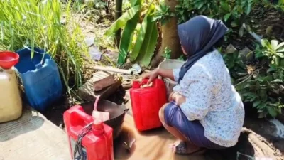 Kisah Ketabahan Perempuan di Musim Kemarau: Sonya dan Perjuangan Mendapatkan Air