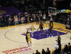 Lakers Menghancurkan Warriors 129-101, LeBron James Catat Milestone 1.000 Tiga Angka Bersama Kobe Bryant